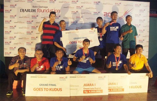 PERORANGAN: Pemenang Kejuaraan Bulu Tangkis Antar Media pada 2016.