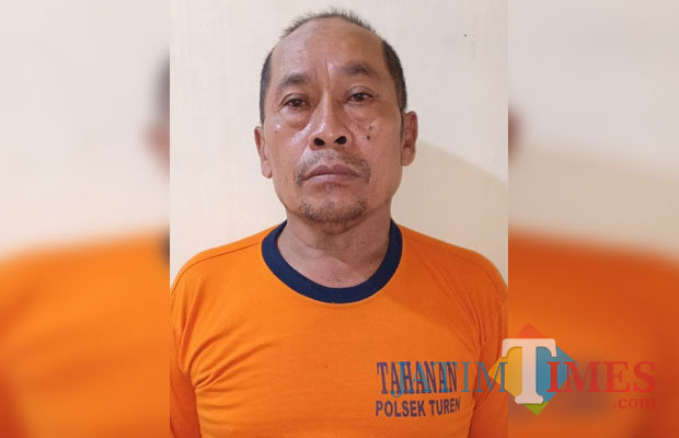 Lestari tersangka pengancaman saat diamankan polisi beserta barang bukti sebilah sajam, Kecamatan Turen (Foto : Polsek Turen for MalangTIMES)