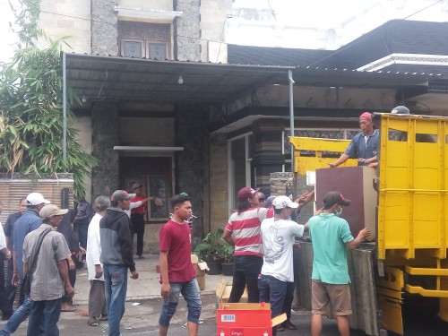 Suasana saat eksekusi rumah H. Fais, orang yang telah ditipu temannya di kawasan Kedungkandang