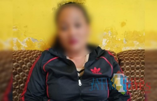 Pelaku Suwanah saat dimintai keterangan di Polsek Tumpang akibat aksi pencurian yang dilakukan di pasar setempat, Kabupaten Malang (Foto : Humas Polres Malang for MalangTIMES)