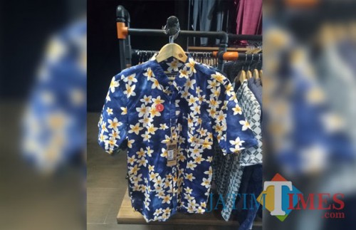 Kemeja floral di Distro Nimco (foto: Imarotul Izzah/Malang Times)