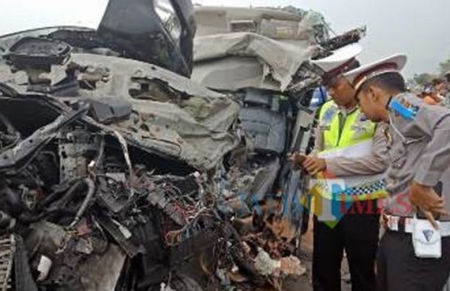 Mobil Innova saat dievakuasi polisi lalu lintas.