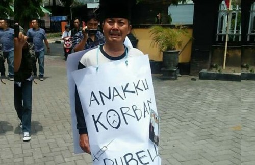 Suyanto saat aksi tunggal di Kediri karena anaknya Lumpuh pasca di suntik Rubella / Foto : Istimewa / Tulungagung TIMES