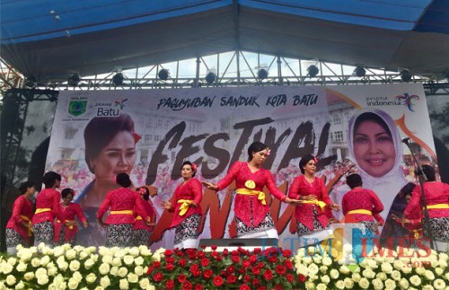 Suasana para seniman sanduk di Festival Sanduk 2018 di Gedung Mbatuaji Desa Oro-Oro Ombo, Kecamatan Batu, Selasa (6/11/2018). (Foto: Irsya Richa/MalangTIMES)