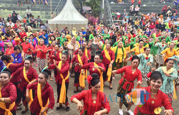 Wali Kota Batu Dewanti Rumpoko (tengah) bersama Ketua Umum Paguyuban Sanduk Kota Batu Katarina Dian menari sanduk bersama peserta di Gedung Kesenian Mbatuaji Desa Oro-Oro Ombo Kecamatan Bumiaji, Selasa (6/11/2018). (Foto: Irsya Richa/MalangTIMES)
