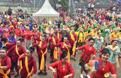 Wali Kota Batu Dewanti Rumpoko (tengah) bersama Ketua Umum Paguyuban Sanduk Kota Batu Katarina Dian menari sanduk bersama peserta di Gedung Kesenian Mbatuaji Desa Oro-Oro Ombo Kecamatan Bumiaji, Selasa (6/11/2018). (Foto: Irsya Richa/MalangTIMES)