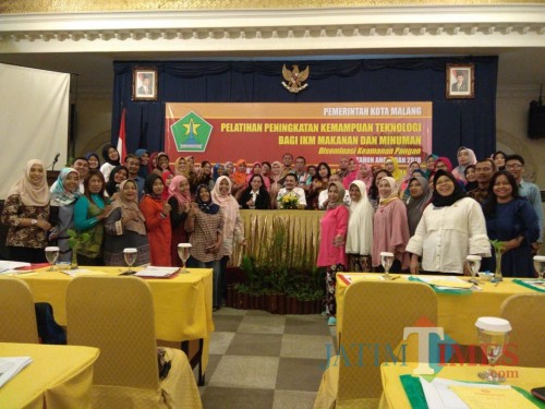 Foto bersama Disperin dengan peserta IKM di Hotel Grand Palace.(Hendra Saputra)