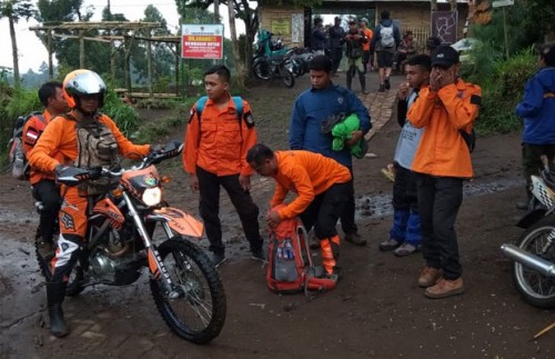 Para petugas BPBD Kota Batu dibantu tim SAR dan relawan saat akan melacak keberadaan mahasiswa asal Surabaya yang dikabarkan hilang kontak saat mendaki Gunung Butak. (Foto: BPBD Kota Batu for MalangTIMES)