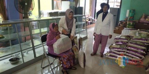 Pembagian bantuan sosial untuk lansia dan penyandang disabilitas, Rabu (7/11/2018) (foto: Pipit Anggraeni/MalangTIMES).