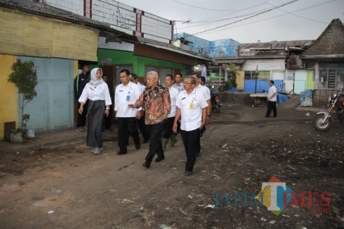 Wabup Malang HM. Sanusi (pakai batik) bersama Kadisperindag Kabupaten Malang Pantjaningsih Sri Rejeki (kiri depan) saat melakukan sidak di Pasar Singosari. (Humas for MalangTIMES)
