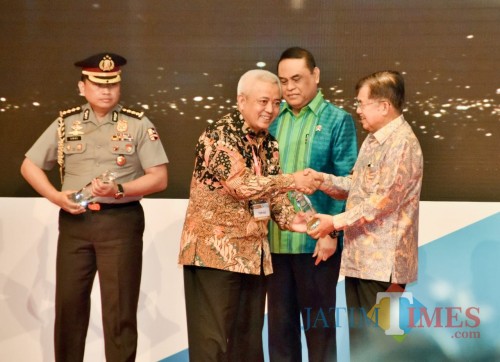 Wabup Malang HM Sanusi saat menerima piala Contra War sebagai Top 40 Pelayanan Publik kategori Terpuji, Rabu (07/11/2018) di Jakarta (Humas for MalangTIMES)