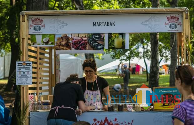 Kudapan halal yang ditawarkan di berbagai kedai di Rusia sebagai salah satu destinasi wisata halal (Mushadi Iksan for MalangTIMES).