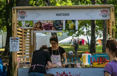 Kudapan halal yang ditawarkan di berbagai kedai di Rusia sebagai salah satu destinasi wisata halal (Mushadi Iksan for MalangTIMES).