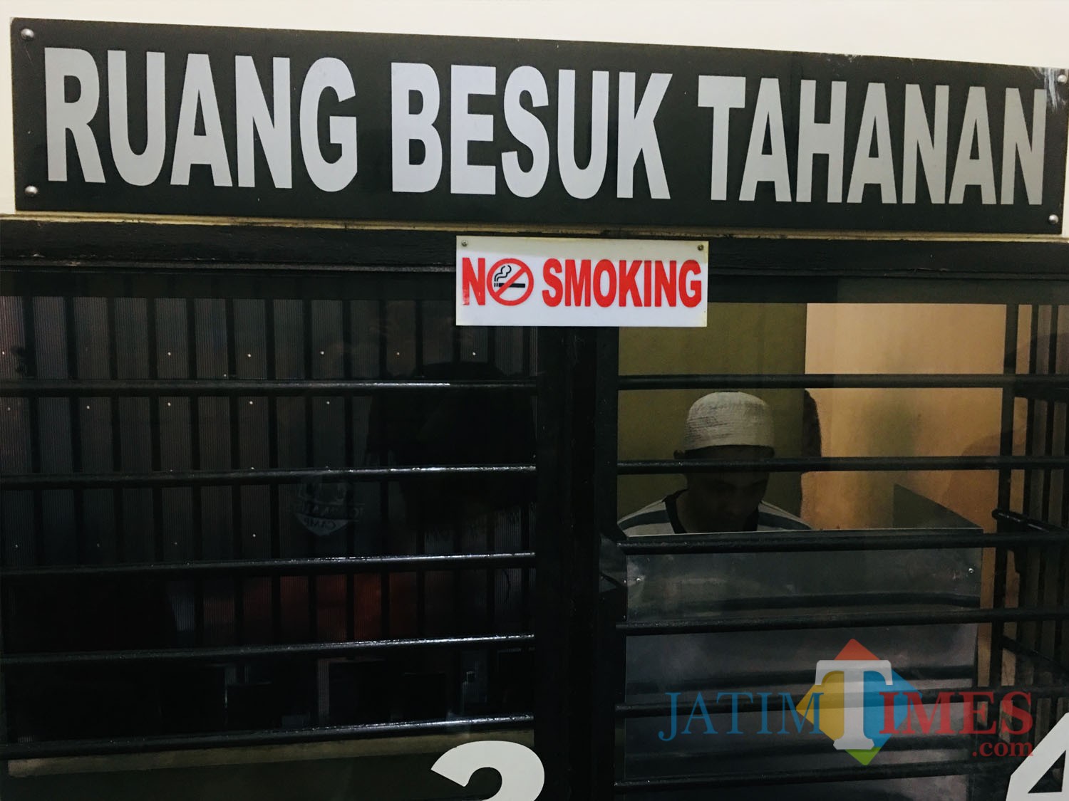 Salah satu tahanan saat menyalurkan hak pilihnya melalui TPS yang didatangkan kedalam tahanan Polres Malang, Kabupaten Malang (Foto : Ashaq Lupito / MalangTIMES)