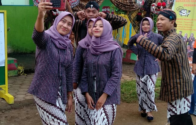 Petugas PPS melakukan sebelum membuka TPS nya / Foto : Istimewa / Tulungagung TIMES
