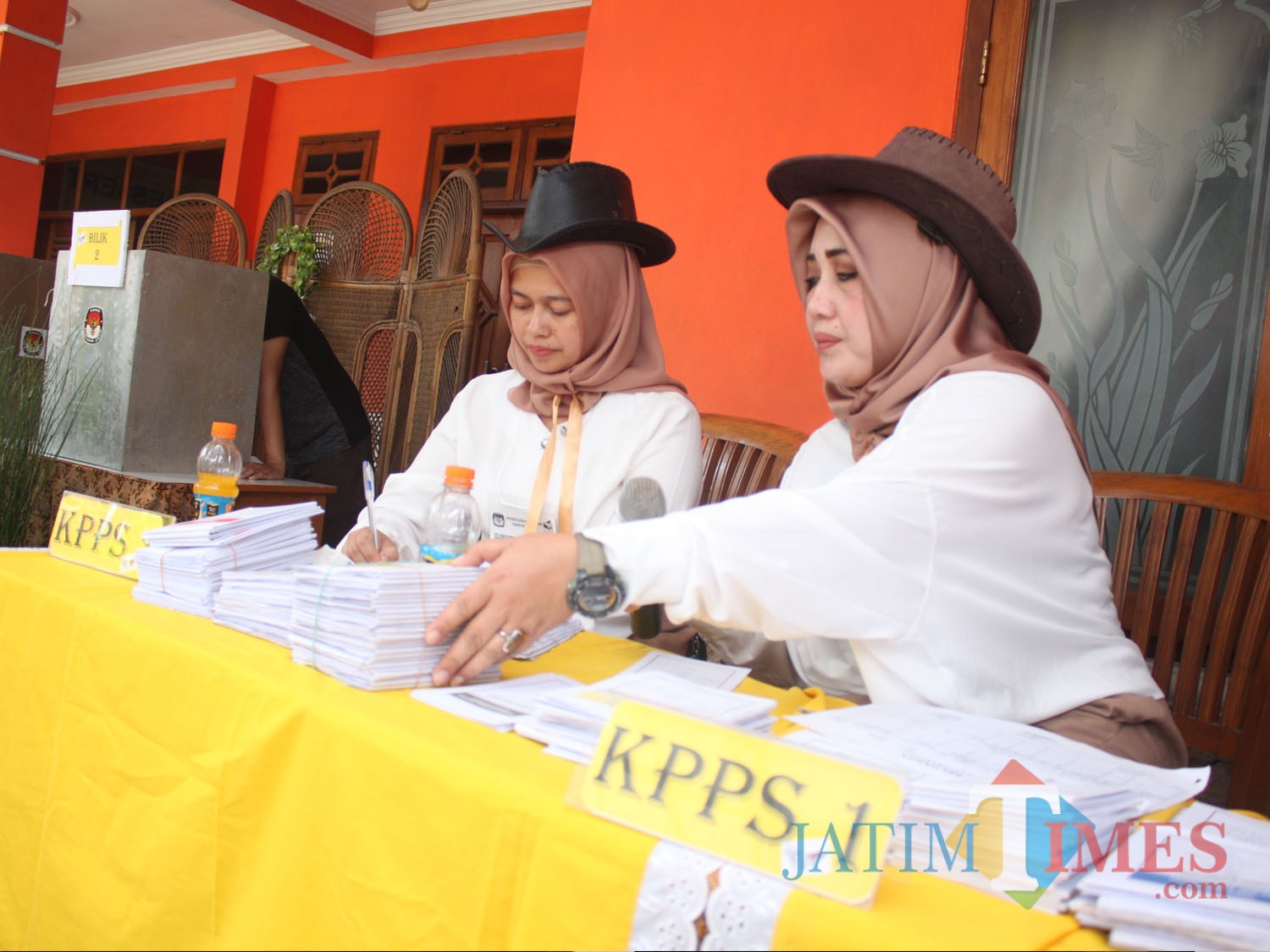 Para PPS di TPS 35 di Kota Batu yang berdandan ala Cowboy (Luqmanul Hakim/Malang Times)