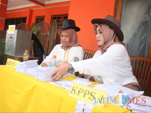 Para PPS di TPS 35 di Kota Batu yang berdandan ala Cowboy (Luqmanul Hakim/Malang Times)