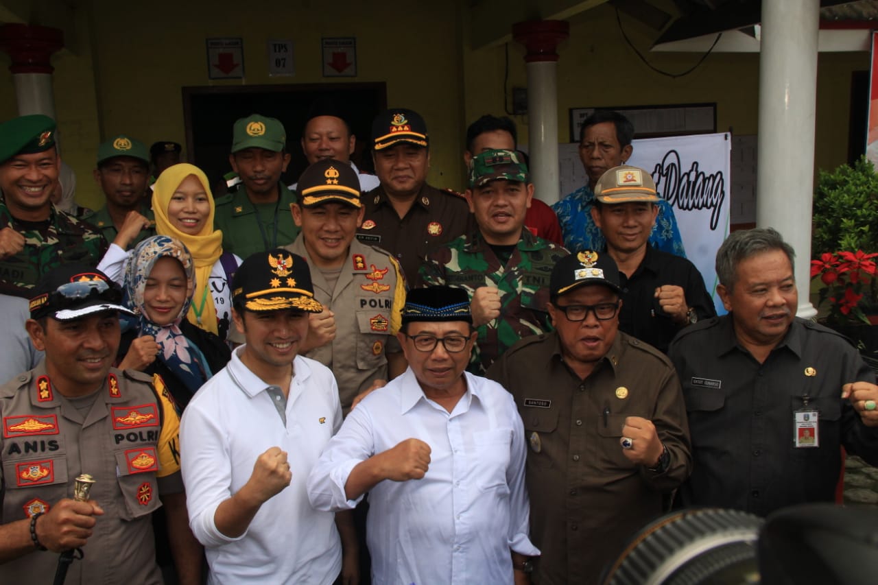 Emil Dardak bersama Bupati, Plt Wali Kota dan Forkopimda Blitar usai meninjau coblosan di TPS Kanigoro Kab Blitar