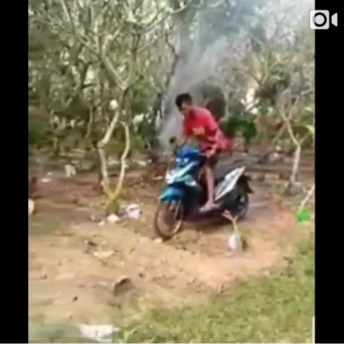 Screen Shoot video remaja yang melintas di atas kuburan dengan motor