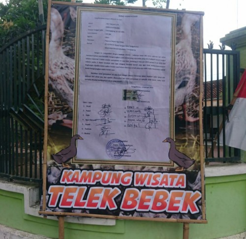 Banner protes warga yang digunakan menyindir pemilik kandang bebek di Tanggulturus / Foto : Istimewa / Tulungagung TIMES