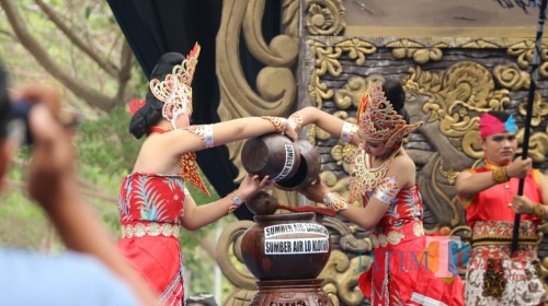 Prosesi acara manusuk sima dan jamasan. (eko Arif s /JatimTimes)