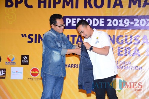 Wali Kota Malang Sutiaji bersama Ketua HIPMI Malang Djoko Prihatin saat sesi pemberian cinderamata. (Foto: Nurlayla Ratri/MalangTIMES)