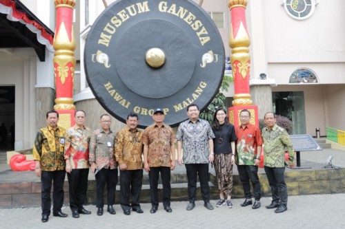 Mendikbud Prof. Dr. Muhadjir Effendy (lima dari kiri) saat berfoto di Gong Besar Museum Ganesya (istimewa)