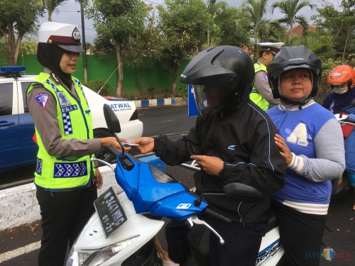 Ilustrasi razia tilang terhadap kendaraan roda dua yang dilakukan Satlantas Polres Malang (Foto : Ashaq Lupito / MalangTIMES)