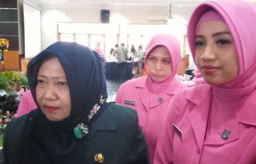 Kepala Dispendukcapil, Eny Hari Sutiarni (baju hitam) (Anggara Sudiongko/MalangTIMES)