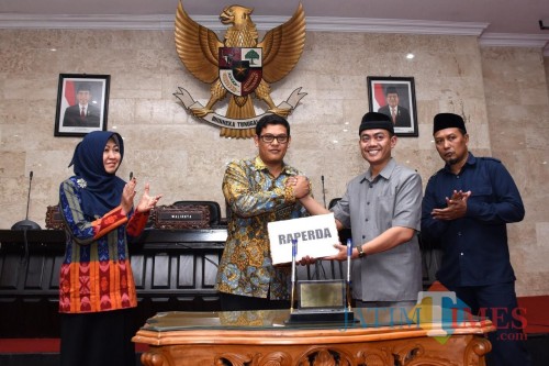Wali Kota Kediri Abdullah Abu Bakar saat menjabat tangan Ketua DPRD Kota Kediri Kholifi Yunon usai rapat paripurna di gedung dewan. (eko Arif s /JatimTimes)