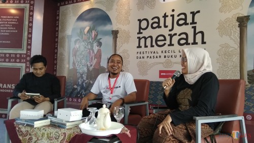 Suasana talkshow Literasi Toleransi: Muslimah yang Diperdebatkan dan Peradaban Sarung di eks Bioskop Kelud, Kota Malang. (Foto: Nurlayla Ratri/MalangTIMES)
