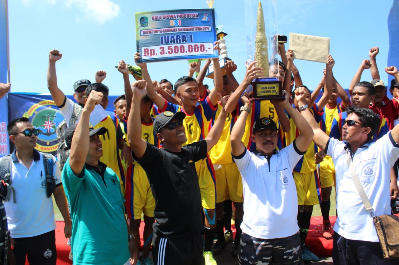 Komandan Lanal Banyuwangi Letkol Laut (P) Yuliuz Azz Zaenal (Kaus Hitam) menyerahkan piala bergilir kepada tim SMP Kecamatan Purwoharjo