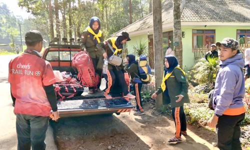 Beberapa pendaki Mapala Stikes Mojokerto saat dievakuasi. (Foto: istimewa)
