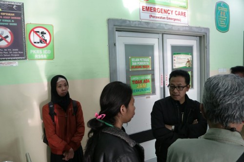 Wali Kota Malang Sutiaji (kenakan jaket hitam) saat menjenguk Budi Ayuga (Humas Pemkot Malang for MalangTIMES).