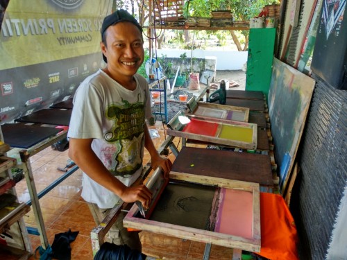 Pak Kepz Vokalis Gang Bontoe saat menggarap sablon di rumahnya.(Foto : Malik Naharul/BlitarTIMES)