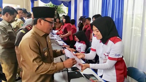 Wali Kota Malang Sutiaji saat membayar PBB dalam launching SPPT awal 2019 lalu. (Foto: Dokumen MalangTIMES)