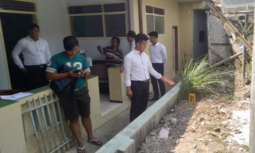 Tim Polres Batu saat melakukan olah TKP ditemukannya bayi tak bernyawa di Jalan Patimura, Kelurahan Temas, Kecamatan Batu Senin (29/7/2019).