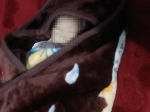 Sosok bayi yang terbungkus selimut ditemukan oleh warga di di Jalan Patimura, Kelurahan Temas, Kecamatan Batu. (Foto: istimewa)