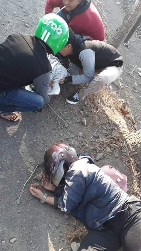 Warga yang berupaya menyelamatkan korban sesaat setelah kecelakaan terjadi (Foto : Istimewa)