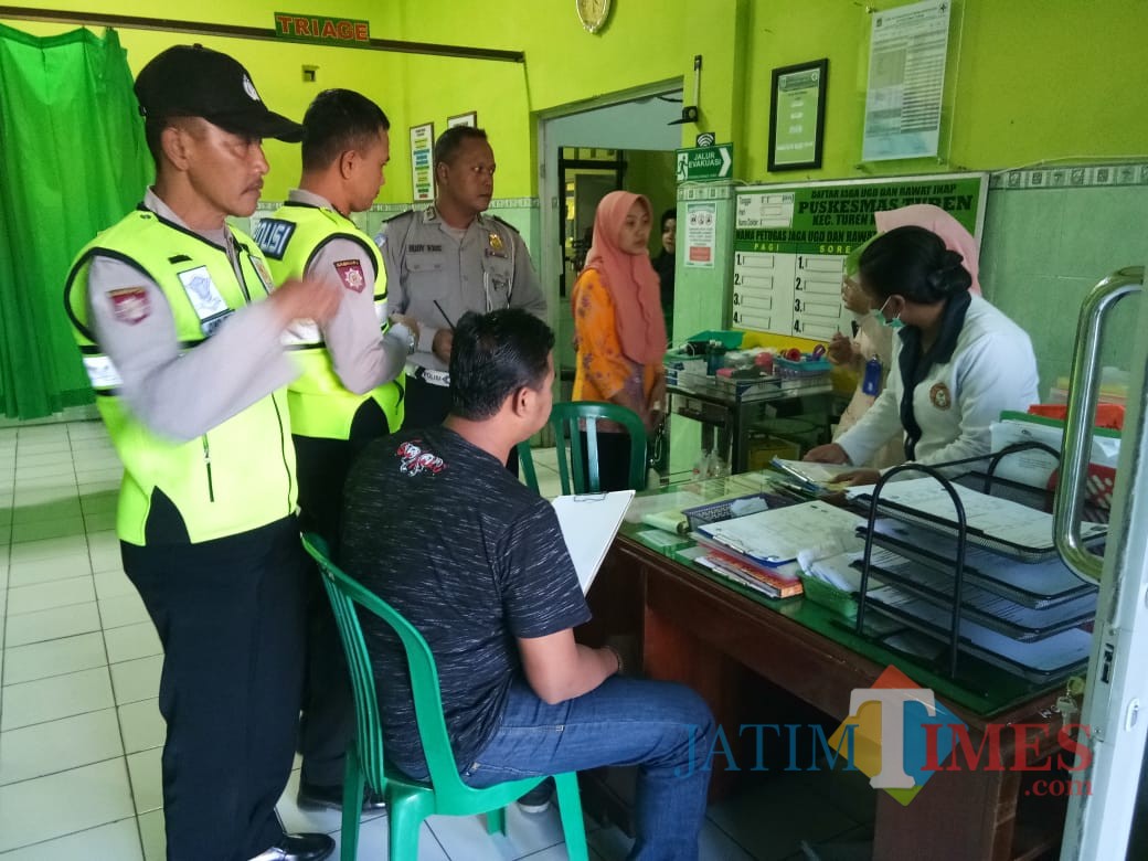 Polisi saat menggali keterangan dari beberapa saksi akan penyebab kematian korban yang diduga meninggal karena tersedak pentol. (Foto : Humas Polres Malang for MalangTIMES)