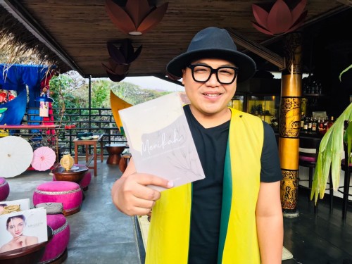 MC Oneng Sugiarta dengan buku terbarunya yang berjudul Menikah. (Foto: Dokumen MalangTIMES)