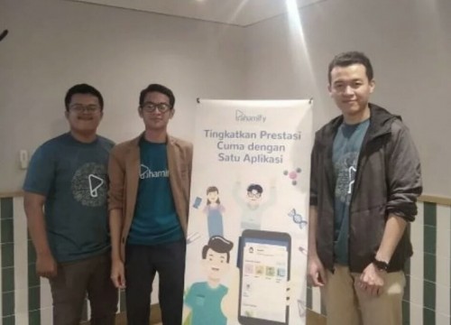 Para founder Fahamify, Muhammad Iksan, Rousyan Fikri, dan Edria Albert saat launching aplikasi.