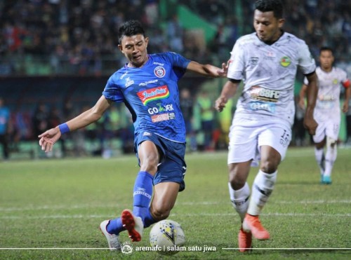 Pemain Arema FC (biru) saat mengenakan jersey dari Munich-X di kompetisi Liga 1 2019. (official Arema FC)