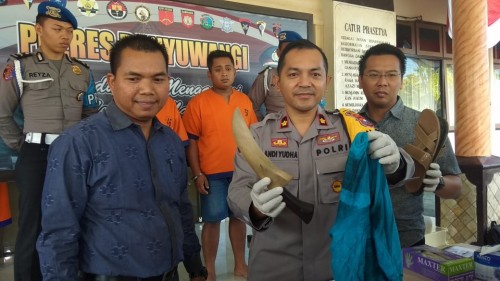 Wakapolres Banyuwangi Kompol Andi Yudha menunjukkan pisau yang disita dari tersangka pencuri kambing.