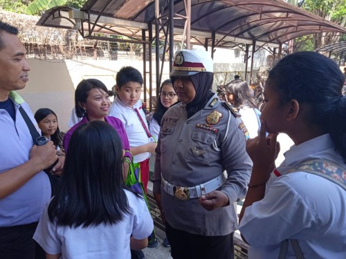 Iptu Datik memberikan penjelasan kepada para pelajar yang berkunjung ke Polres