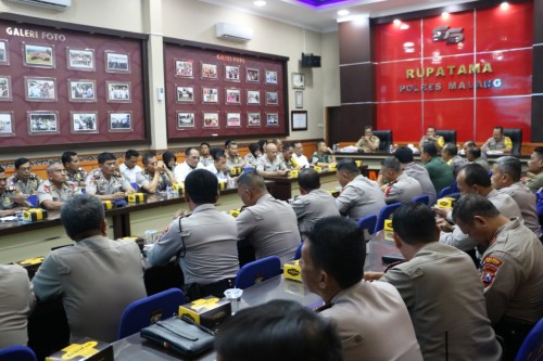 Anggota Polres Malang beserta instansi terkait saat melakukan rapat koordinasi guna pengamanan laga antara Arema Fc Vs Persib Bandung (Foto : Humas Polres Malang for MalangTIMES)