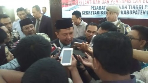 Sekda Bondowoso yang baru, H. Syaifullah, SE.,M.Si saat diwawancarai wartawan usai dilantik, Selasa (30/7/2019)
