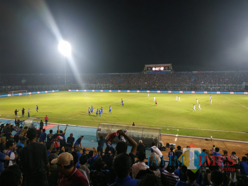 Suasana kemeriahan Aremania setelah Arema FC mencetak gol (Hendra Saputra)