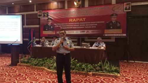 Wishnu Daru Fajar memberikan materi dalam rapat Tim Pengawasan Orang Asing.