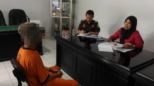RH (kiri), tersangka kasus narkoba, saat menjalani serangkaian tes asesmen guna menjalani rehabilitasi di bawah rekomendasi BNN Kabupaten Malang. (Foto : BNN Kabupaten Malang for MalangTIMES)